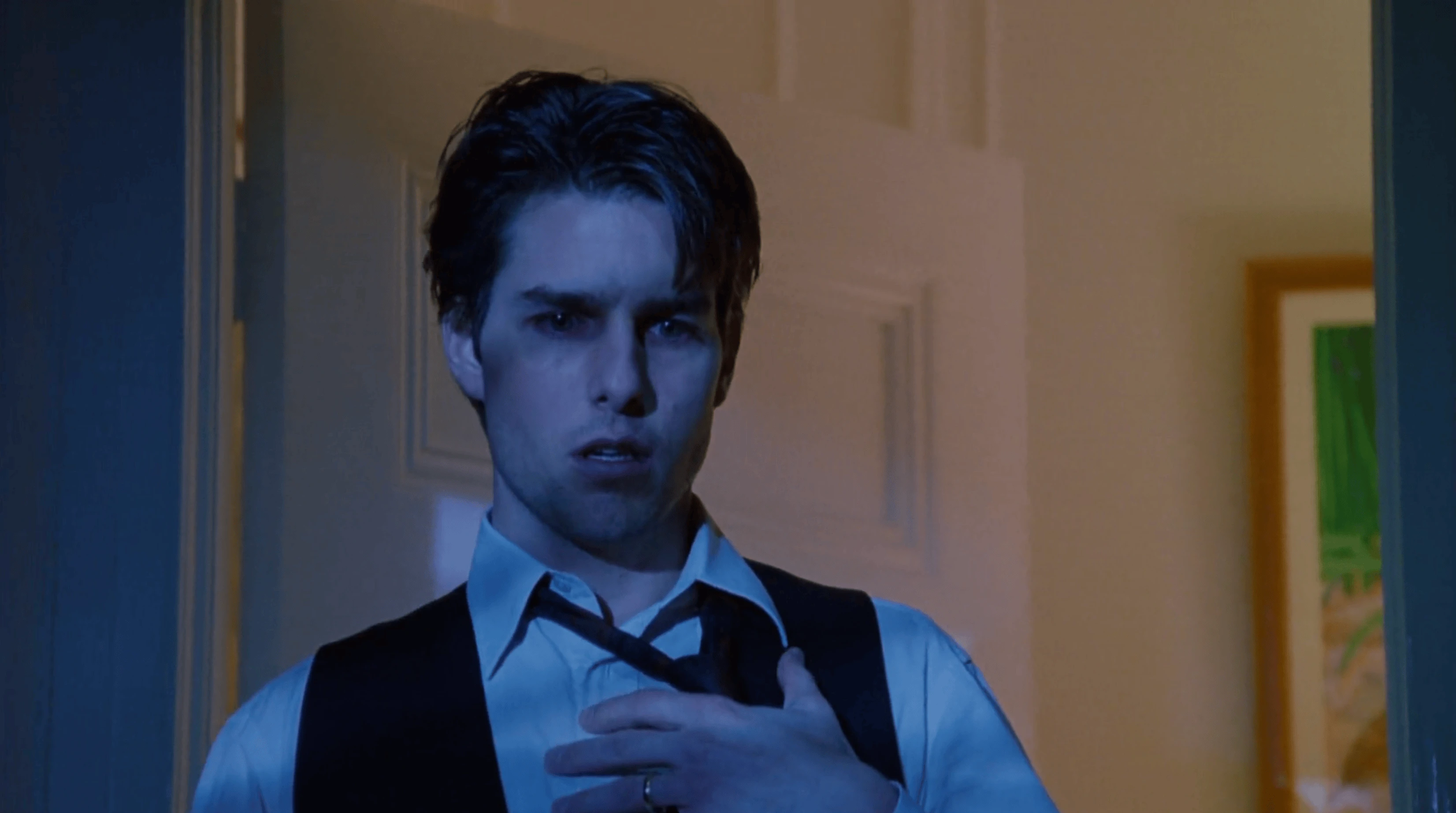 Bill qui rentre chez lui, chemise défaite, lumière bleue