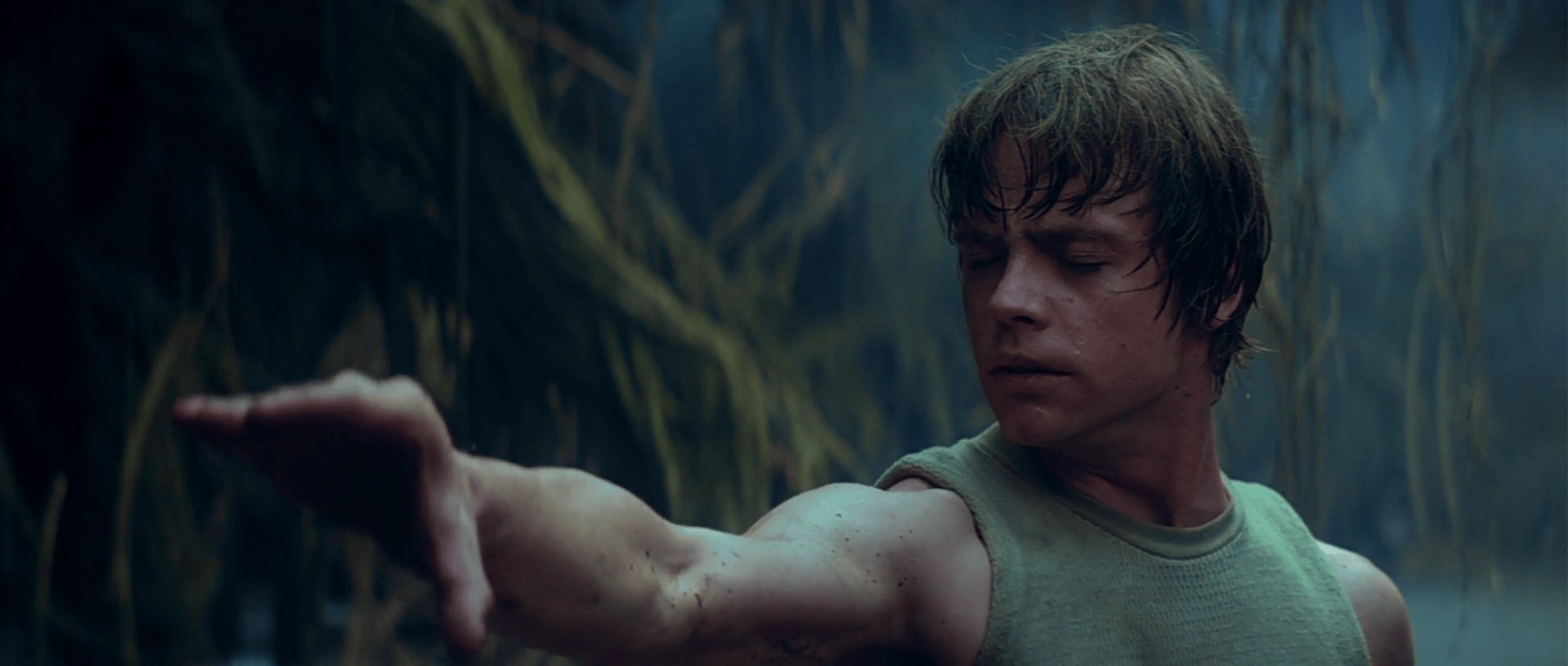 Luke tente de se concentrer sur la Force durant son entraînement